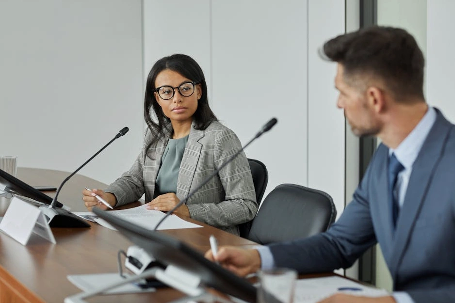 Manager che guida una riunione di team con empatia e professionalità